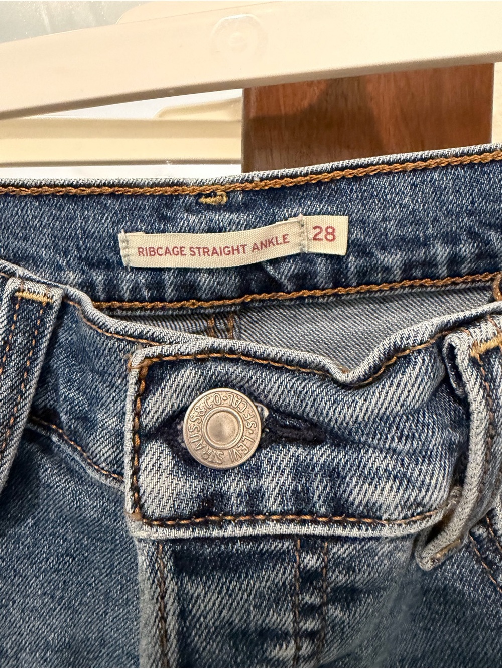 Levi’s ribcage ankle Jean - Picture 2 of 6